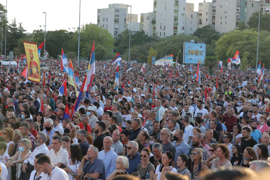 Građani stigli u Podgoricu sa zastavama