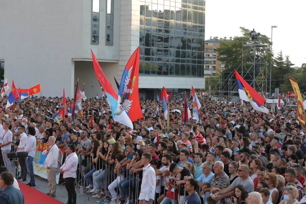 Građani stigli u Podgoricu sa zastavama