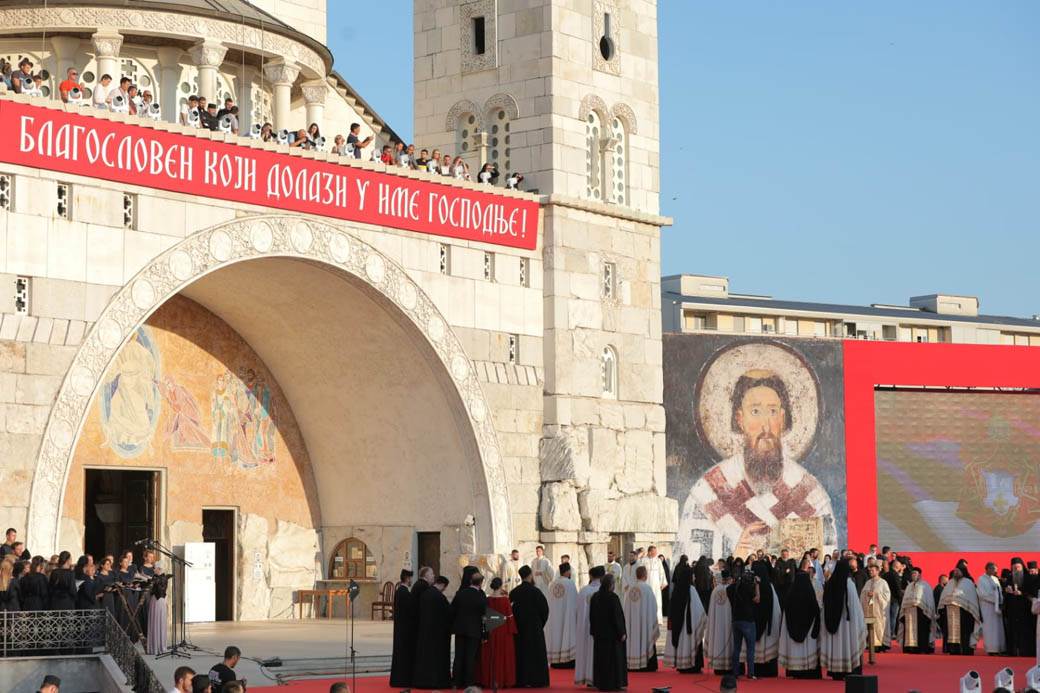 Građani stigli u Podgoricu sa zastavama