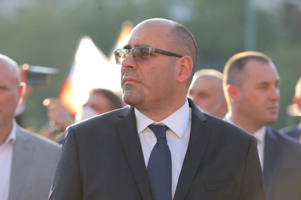 Građani stigli u Podgoricu sa zastavama