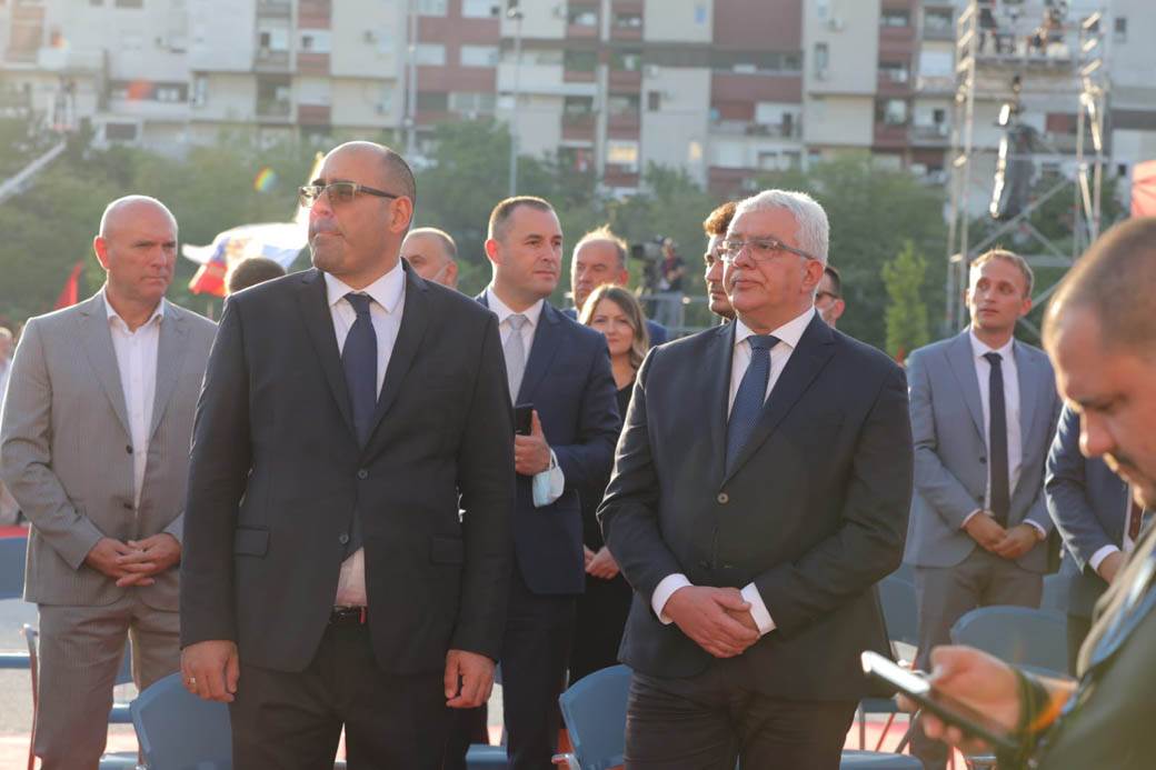 Građani stigli u Podgoricu sa zastavama