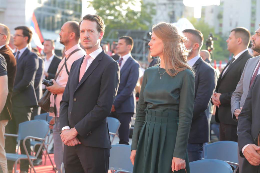 Građani stigli u Podgoricu sa zastavama