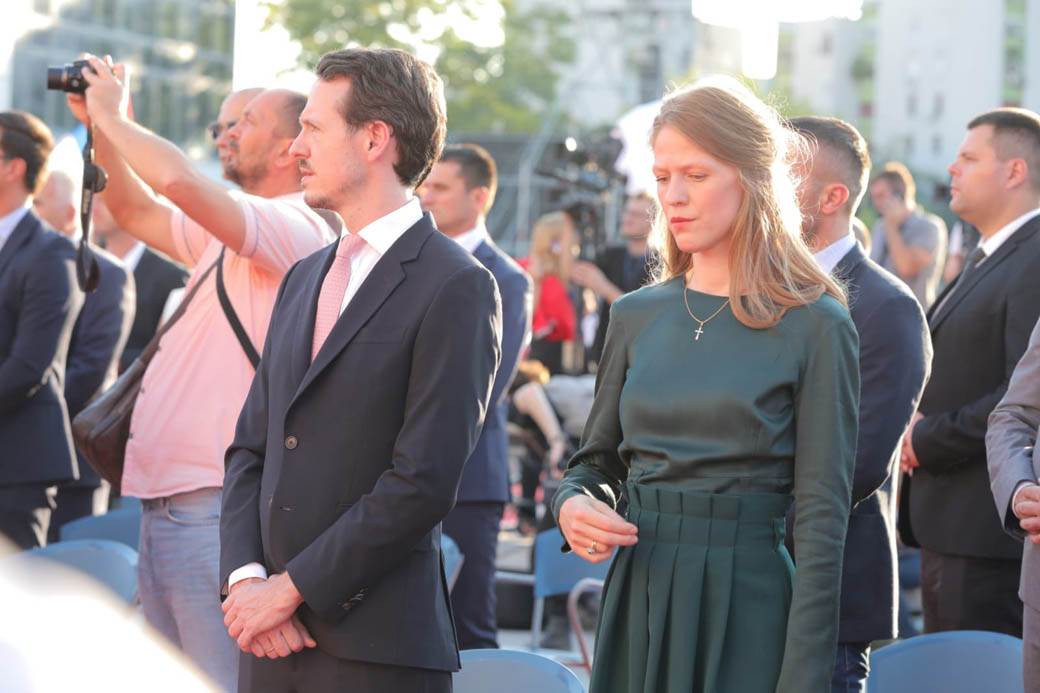 Građani stigli u Podgoricu sa zastavama