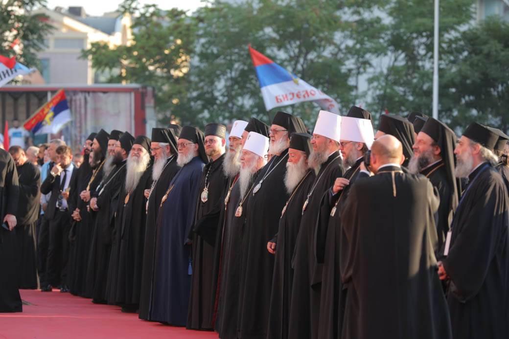 Građani stigli u Podgoricu sa zastavama