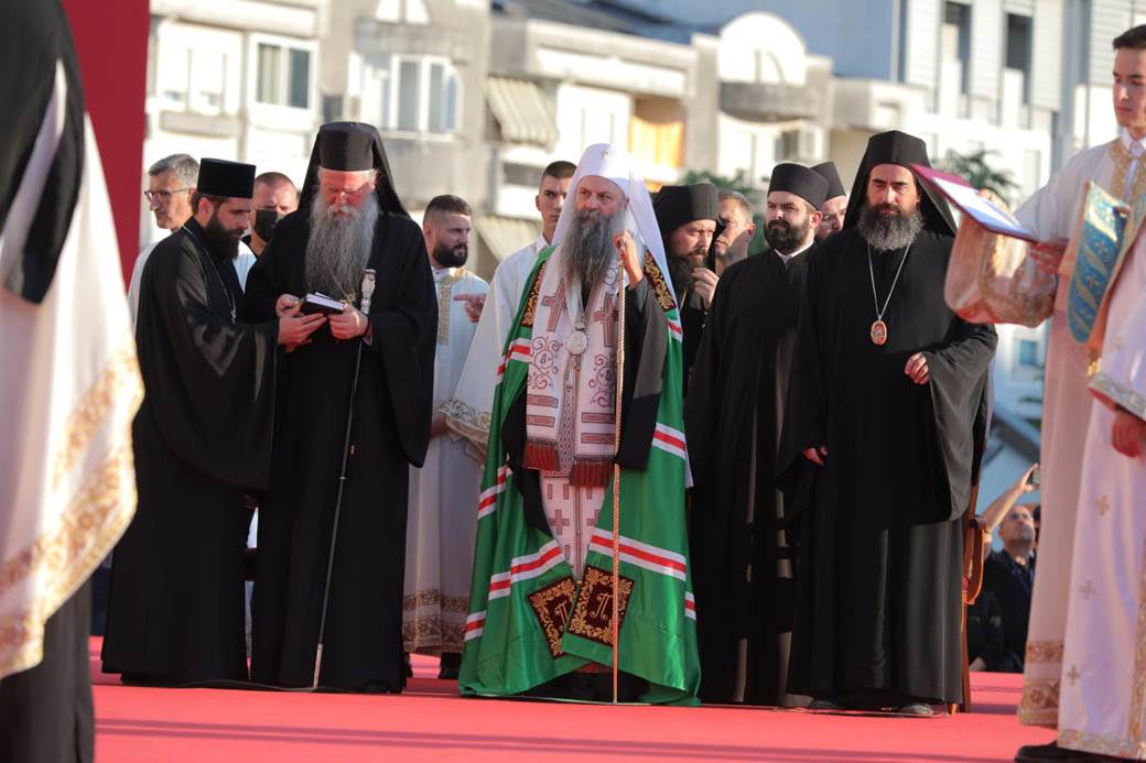 Građani stigli u Podgoricu sa zastavama