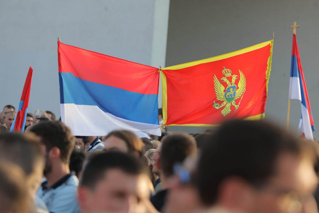 Građani stigli u Podgoricu sa zastavama