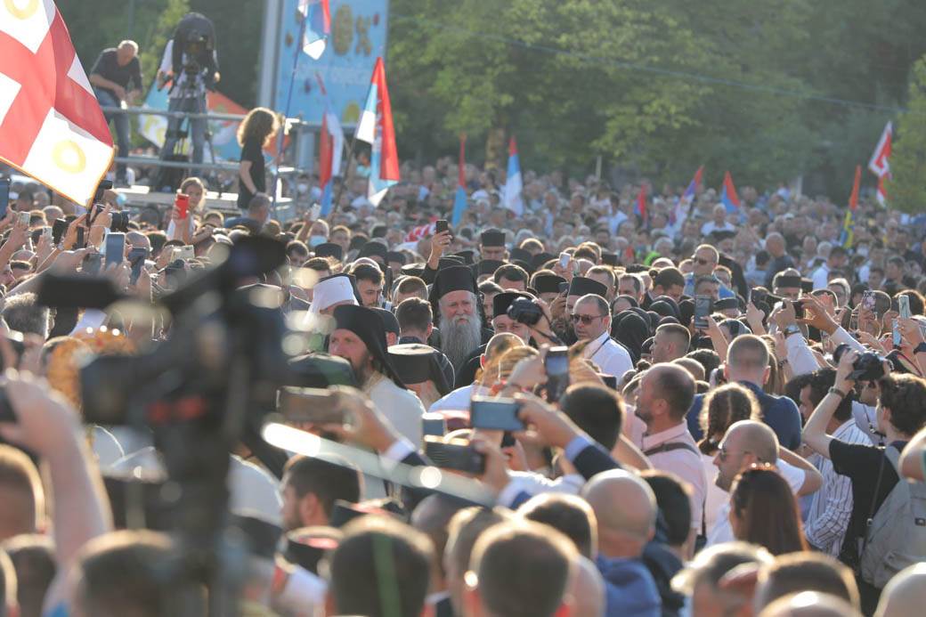 Građani stigli u Podgoricu sa zastavama