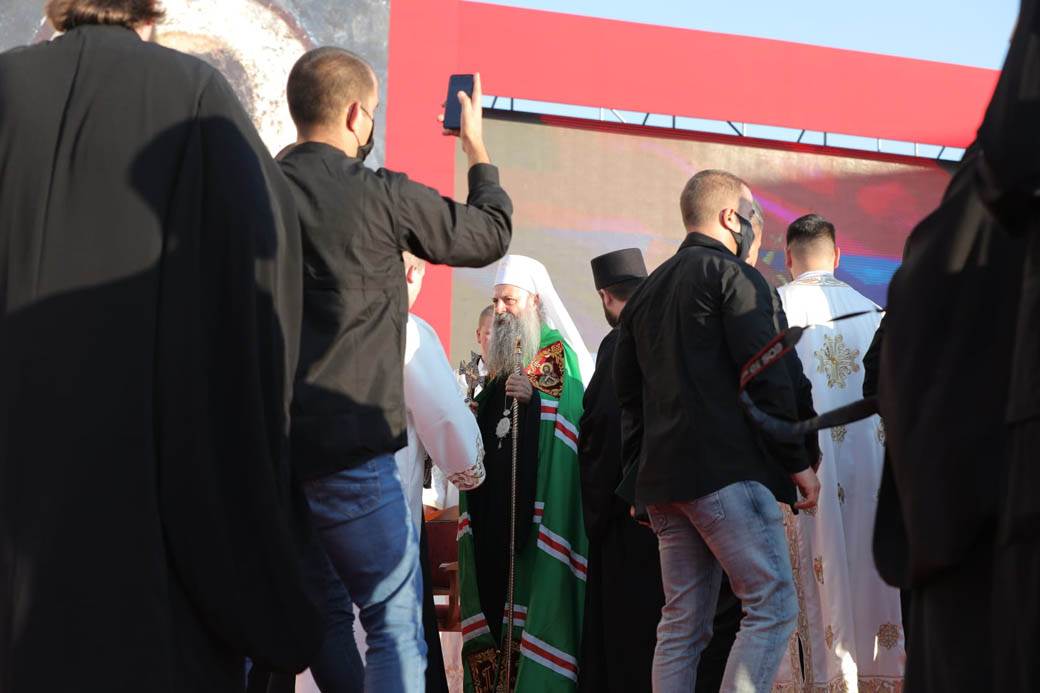 Građani stigli u Podgoricu sa zastavama