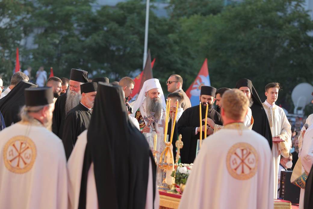 Građani stigli u Podgoricu sa zastavama