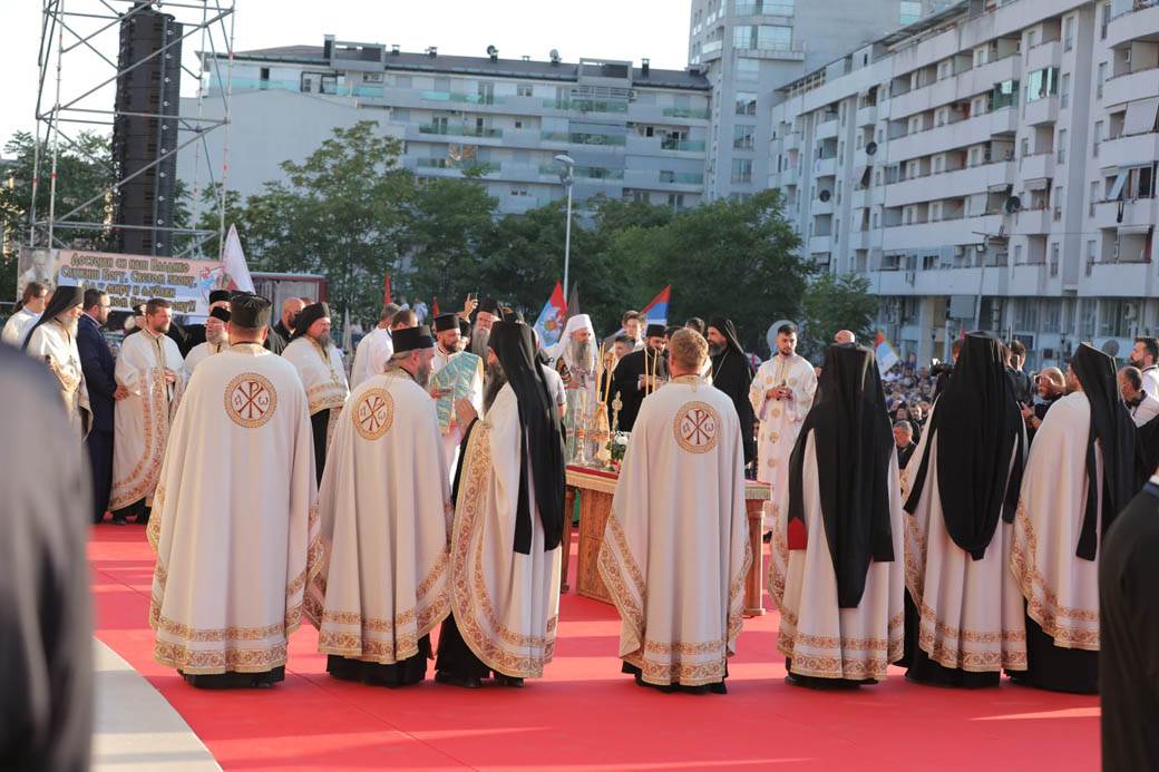 Građani stigli u Podgoricu sa zastavama