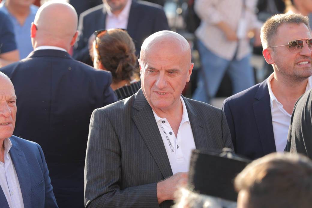 Građani stigli u Podgoricu sa zastavama