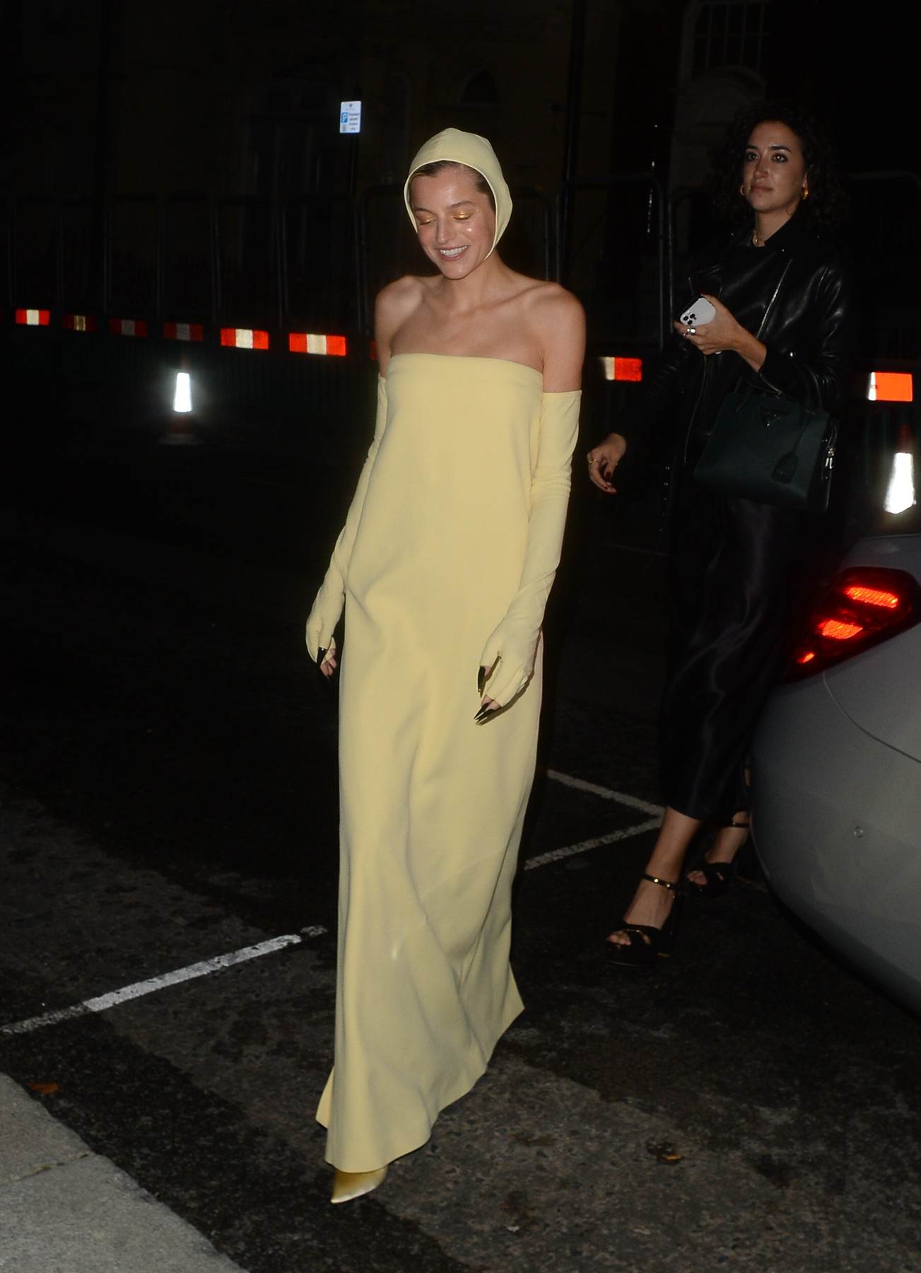 Džilijan Anderson u beloj haljini sa golim stomakom