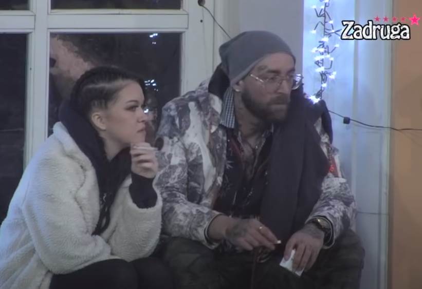 MC Damiro i Aleksandra puše ispred kuće u Zadruzi.