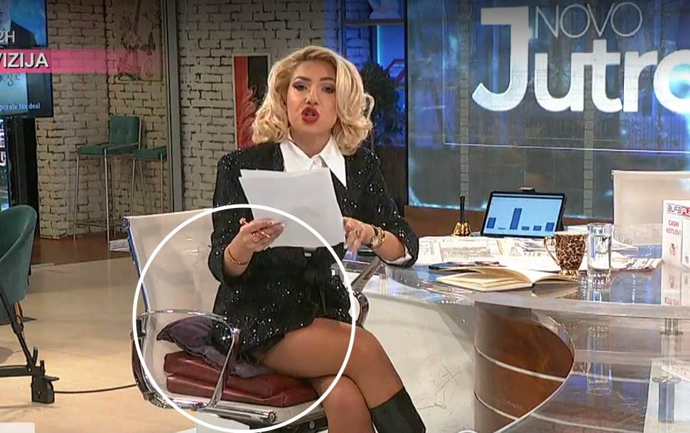 Jovana Jeremić sedi na jastucima