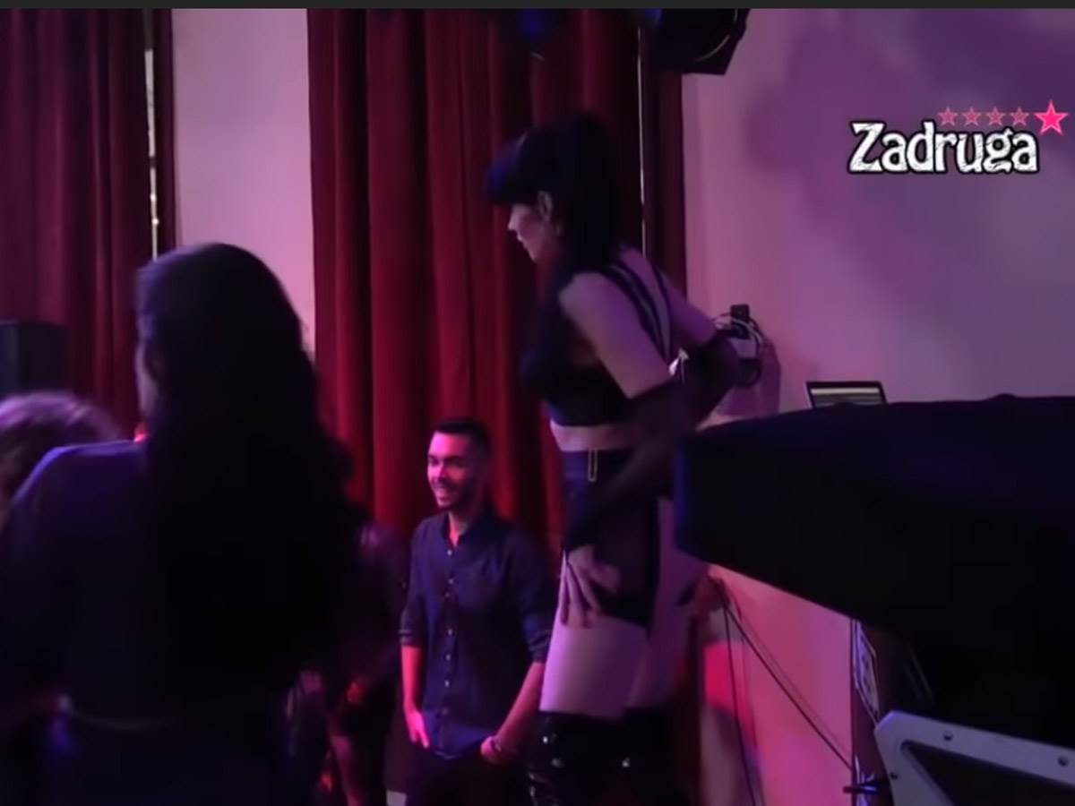 Deniz Dejm u tangama na žurci