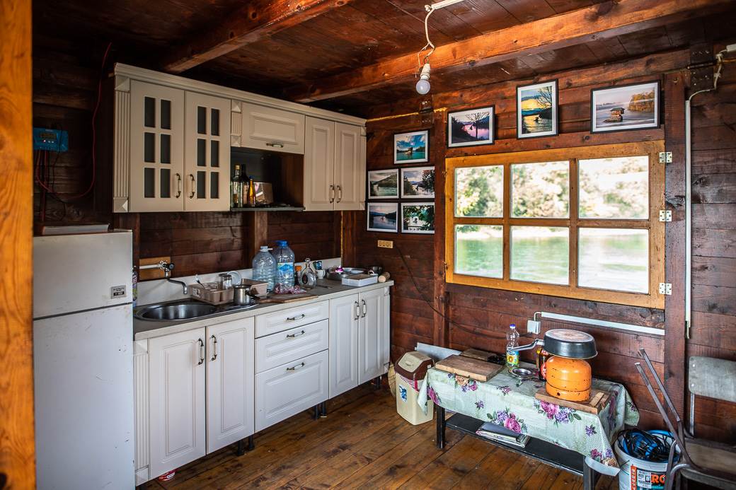 Kako kućica na Drini izgleda unutra i ko je vlasnik