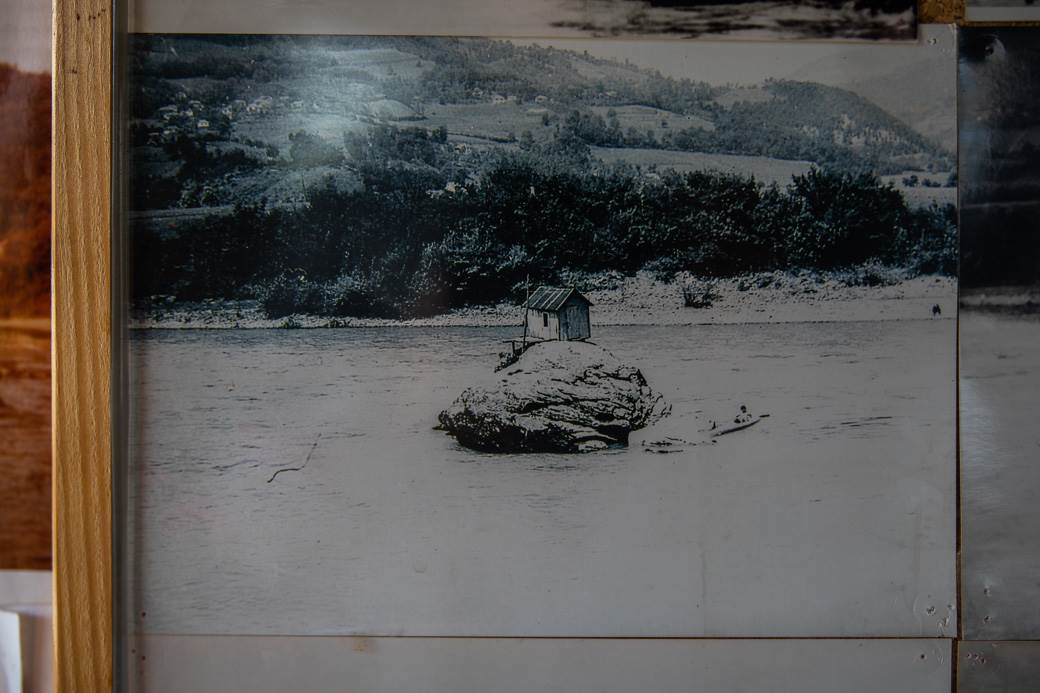 Kako kućica na Drini izgleda unutra i ko je vlasnik