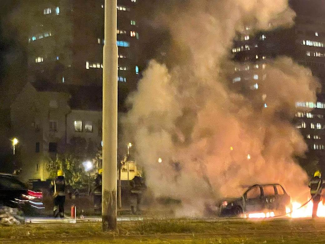Zapalio se auto na Novom Beogradu