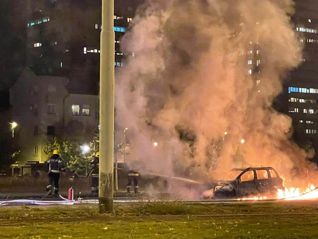 Zapalio se auto na Novom Beogradu