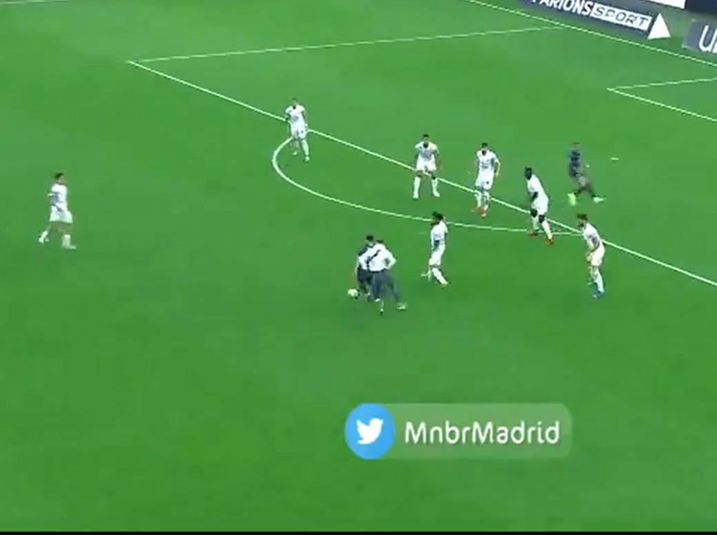 navijač uleteo na teren zbog mesija 3