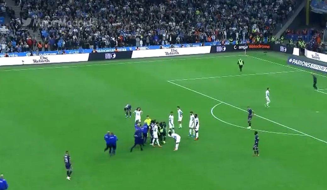 navijač uleteo na teren zbog mesija 5