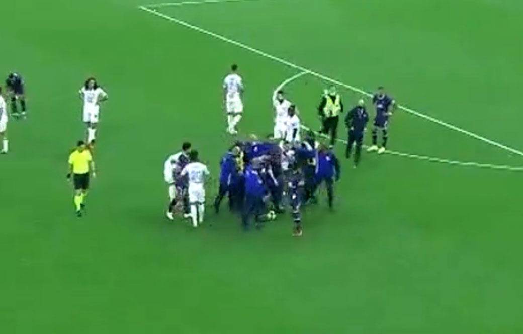 navijač uleteo na teren zbog mesija 6