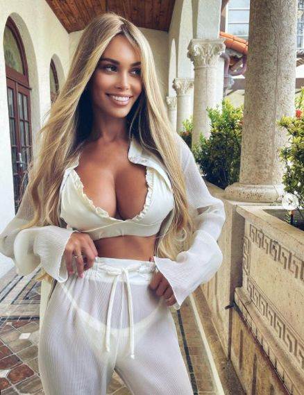 Ruskinja Lili Ermak gola ispod ogrtača