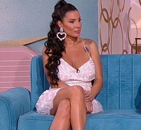 Mia Borisavljević u miniću posle porođaja