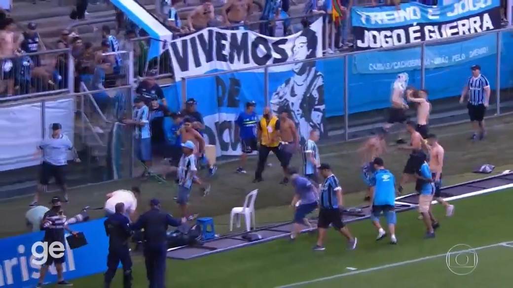 navijači gremija prave haos 1