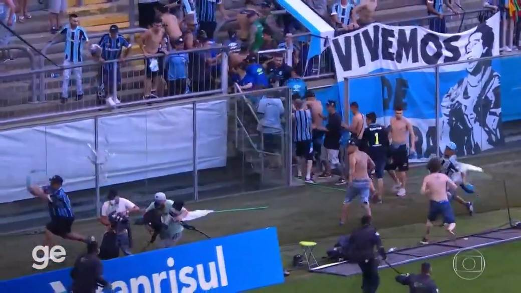 navijači gremija prave haos 1