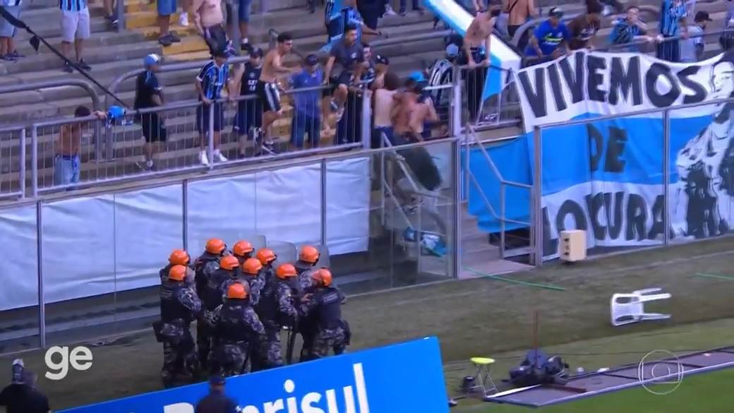 navijači gremija prave haos 1