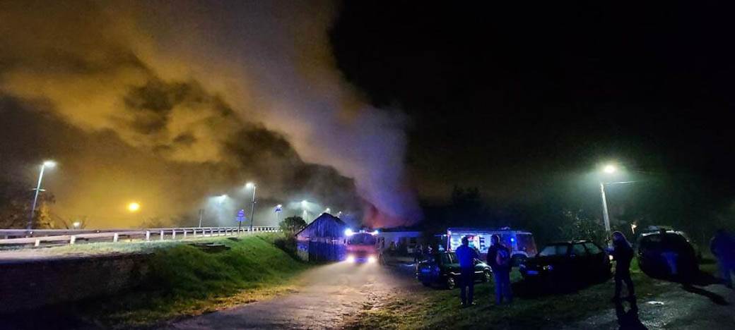 Požar zgrade na ulazu u Pančevo