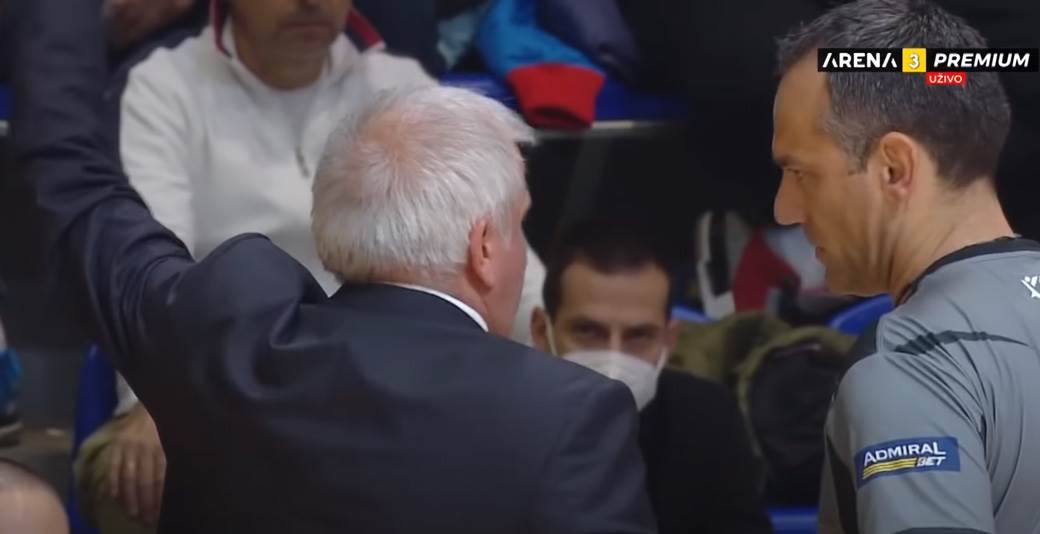 Željko Obradović i navijači 1.jpg