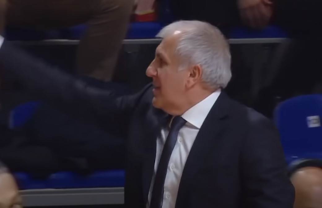 Željko Obradović i navijači 4.jpg