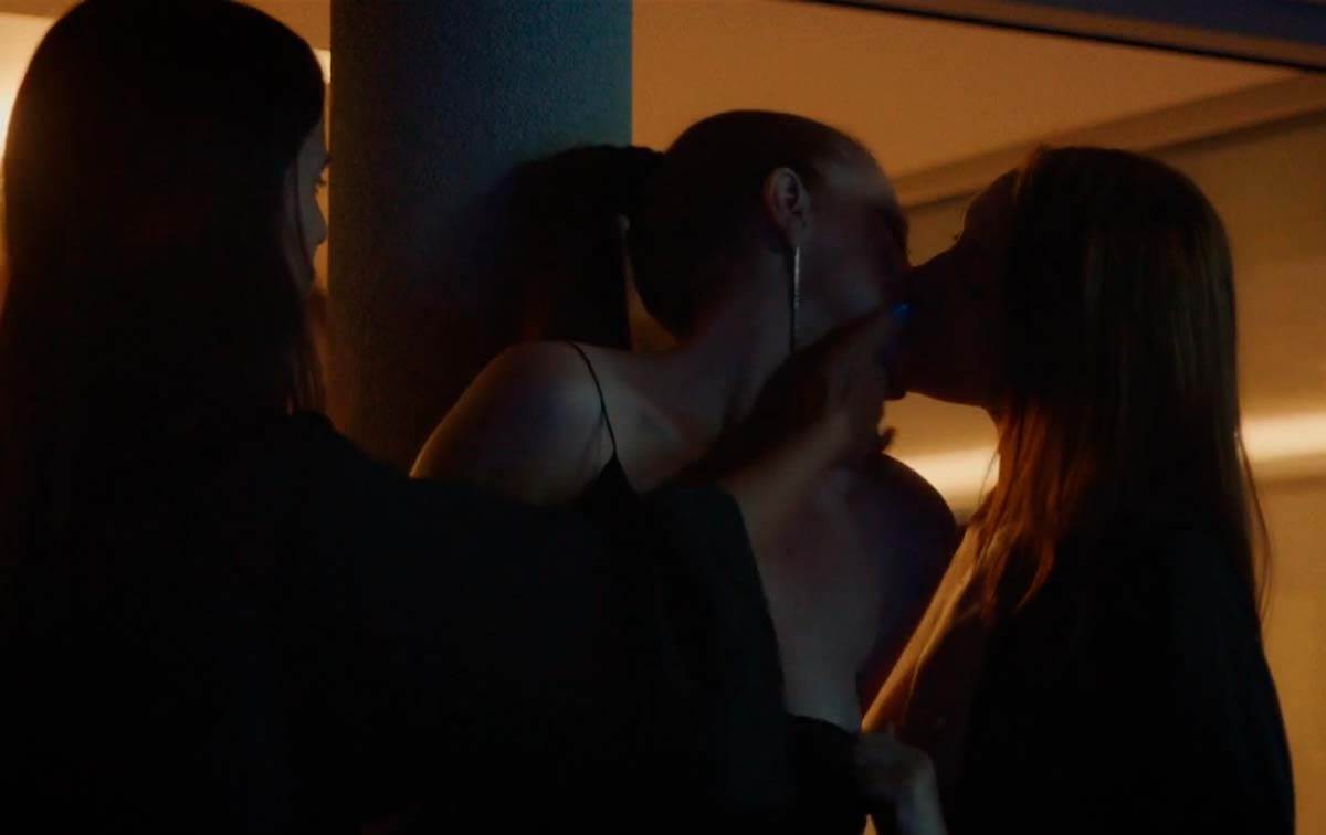 Jadran Malkovič s dve glumice u bazenu u seriji Crna svadba