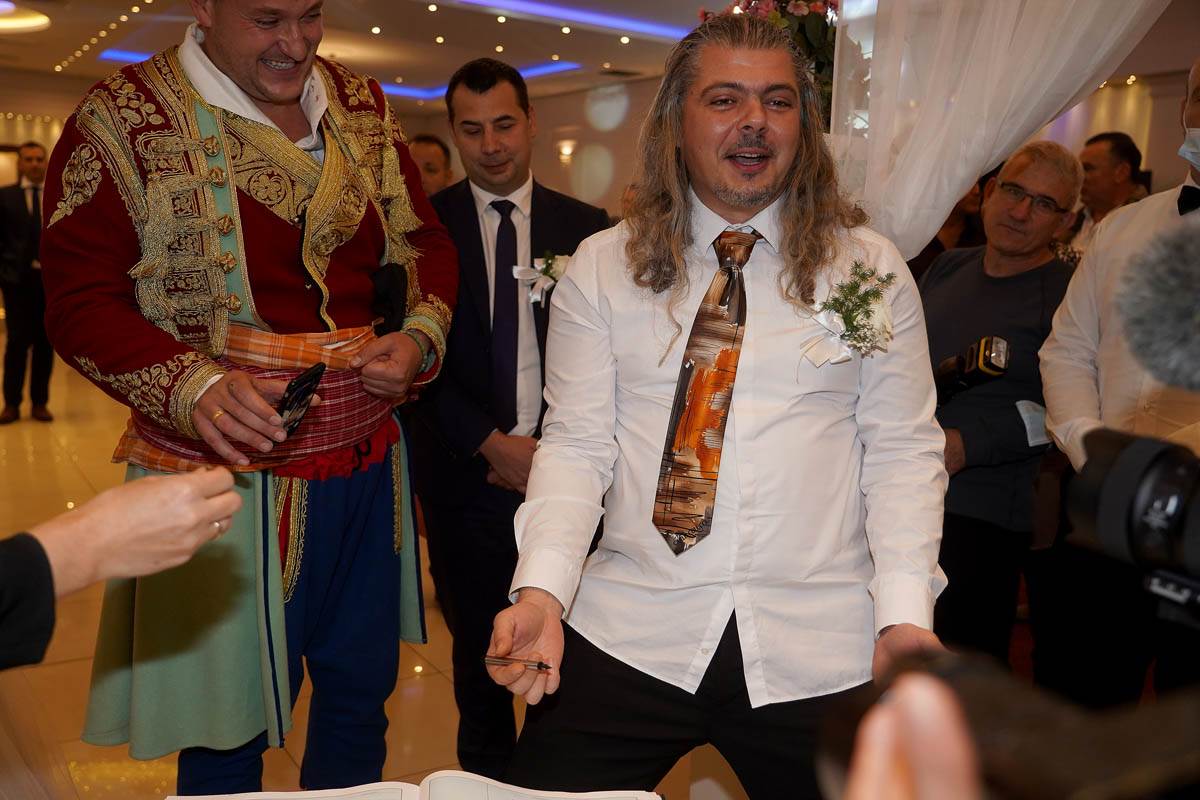 Oženio se rijaliti učesnik Vuk Đuričić peva mu Era Ojdanić