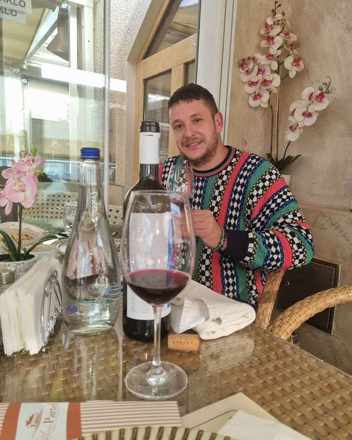 Oženio se rijaliti učesnik Vuk Đuričić peva mu Era Ojdanić