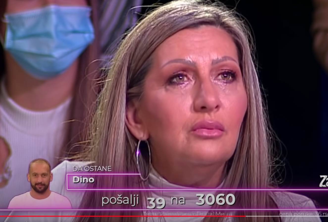 Biljana Dragojević, majka Dejana Dragojevića, plače u studiju Zadruge.