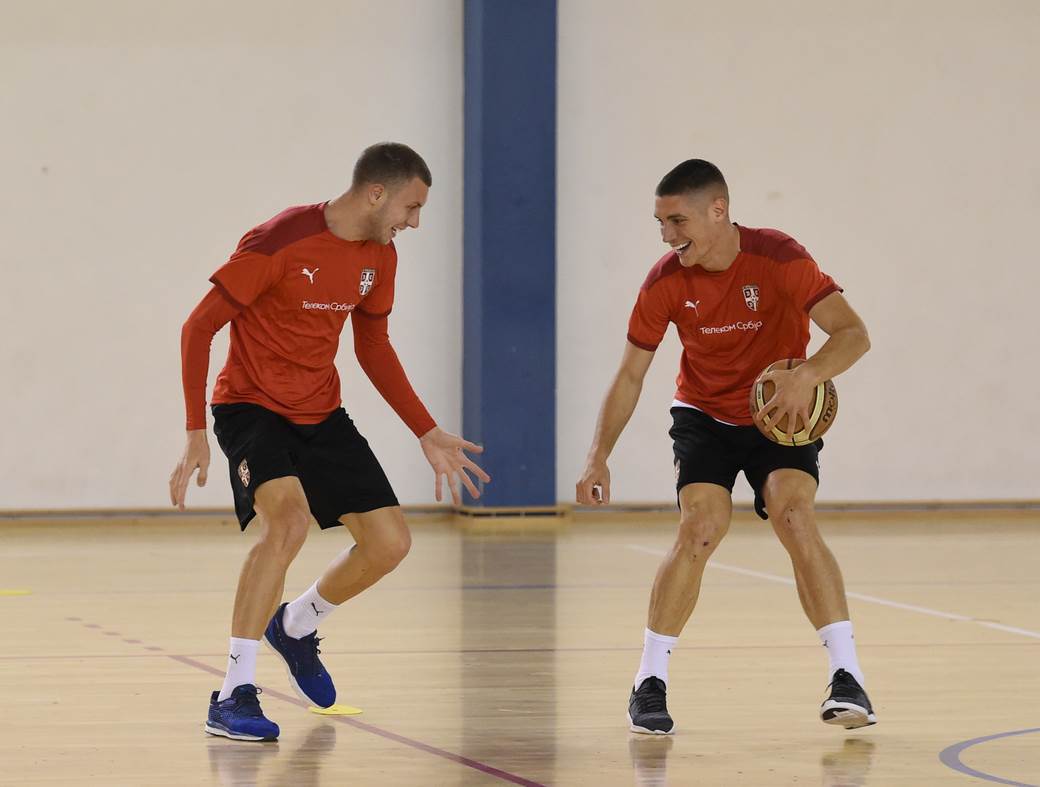 Fudbaleri srbije trening (10).jpg