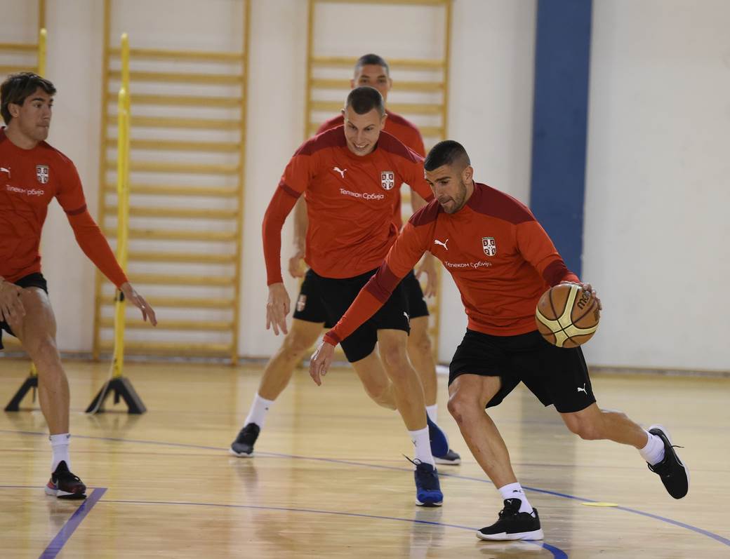 Fudbaleri srbije trening (11).jpg