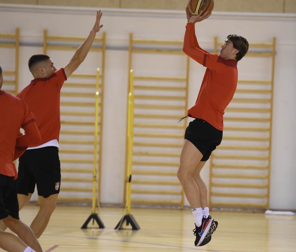 Fudbaleri srbije trening (12).jpg