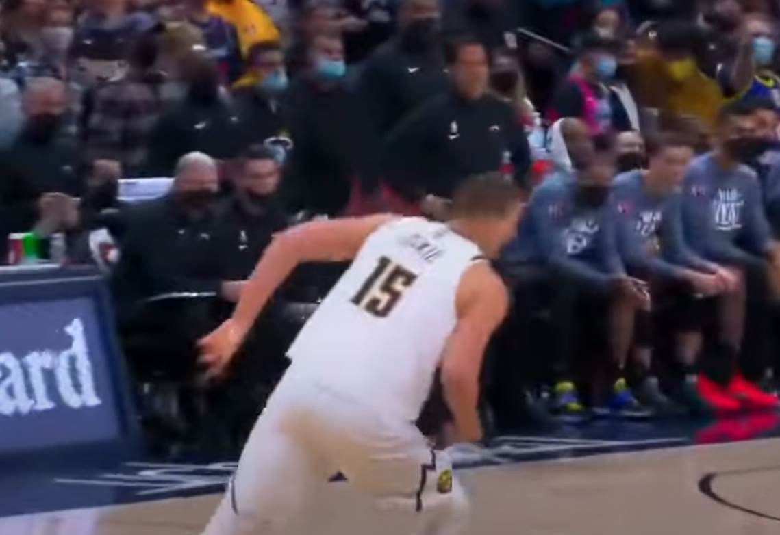 nikola jokic tuca iz drugog ugla11.png