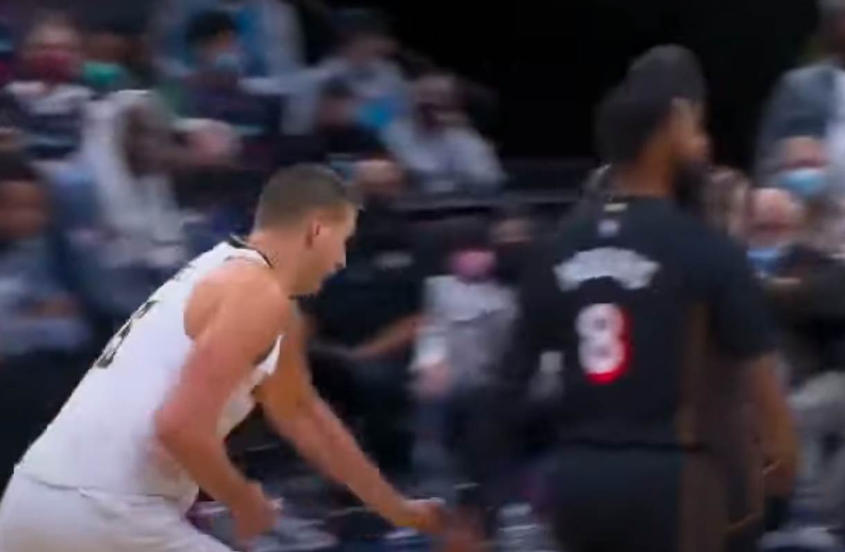 nikola jokic tuca iz drugog ugla10.png
