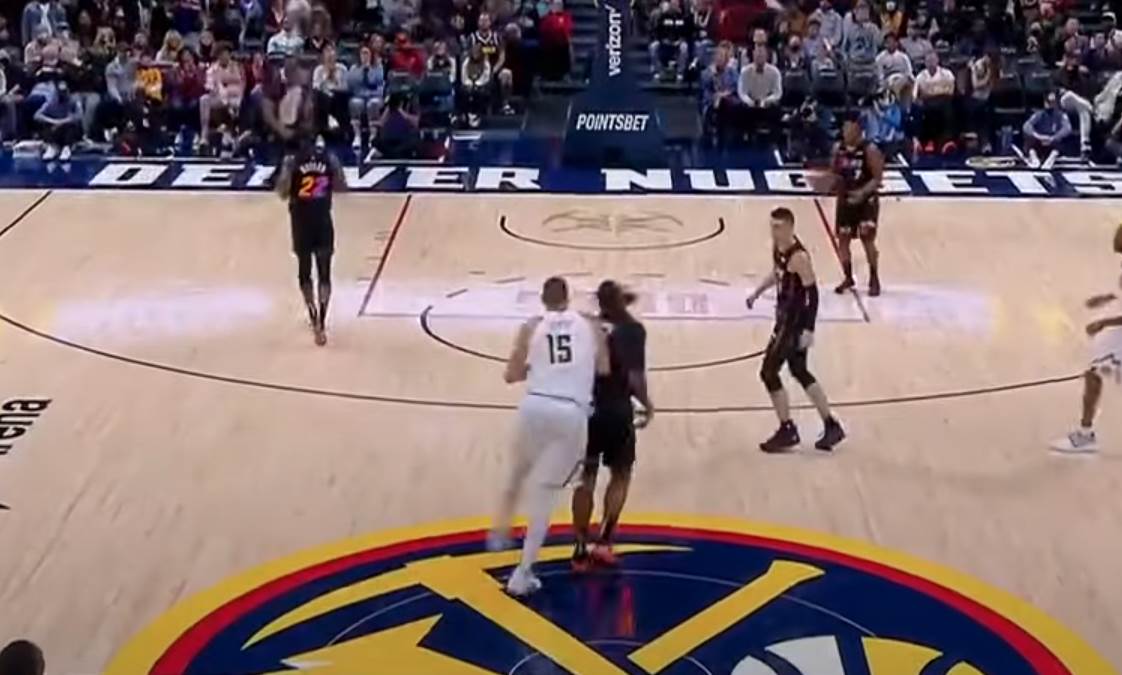 nikola jokic tuca iz drugog ugla4.png