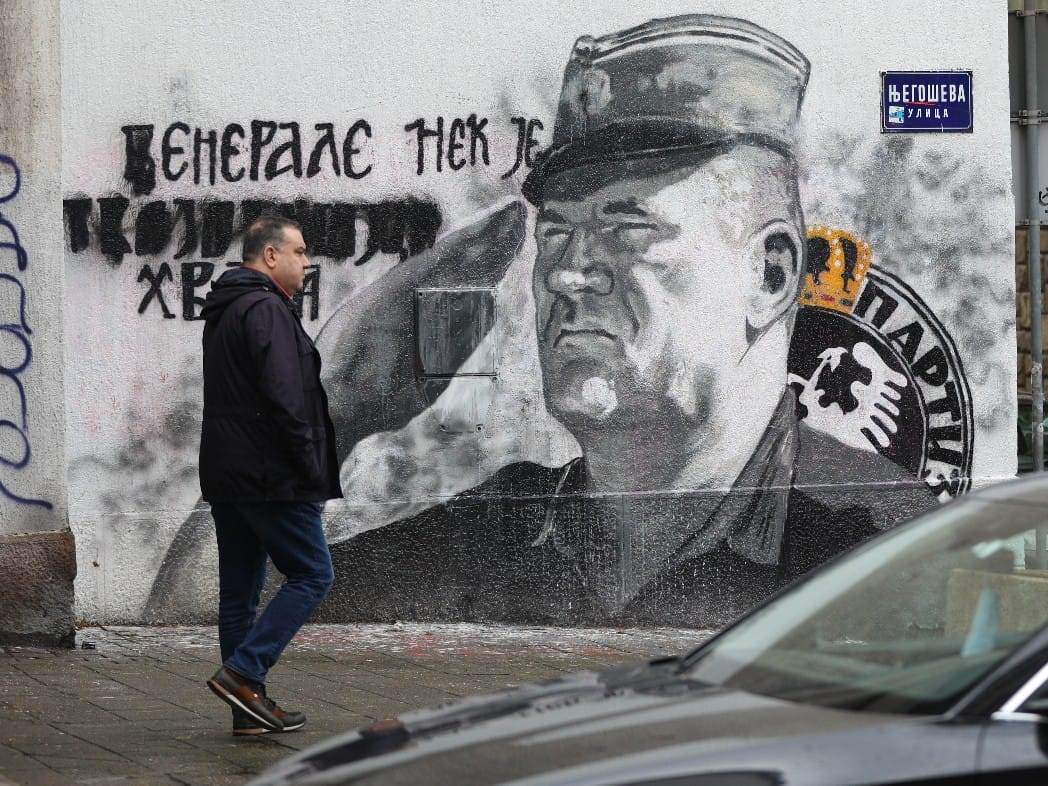 Policija čuva mural Ratku Mladiću (4).jpeg