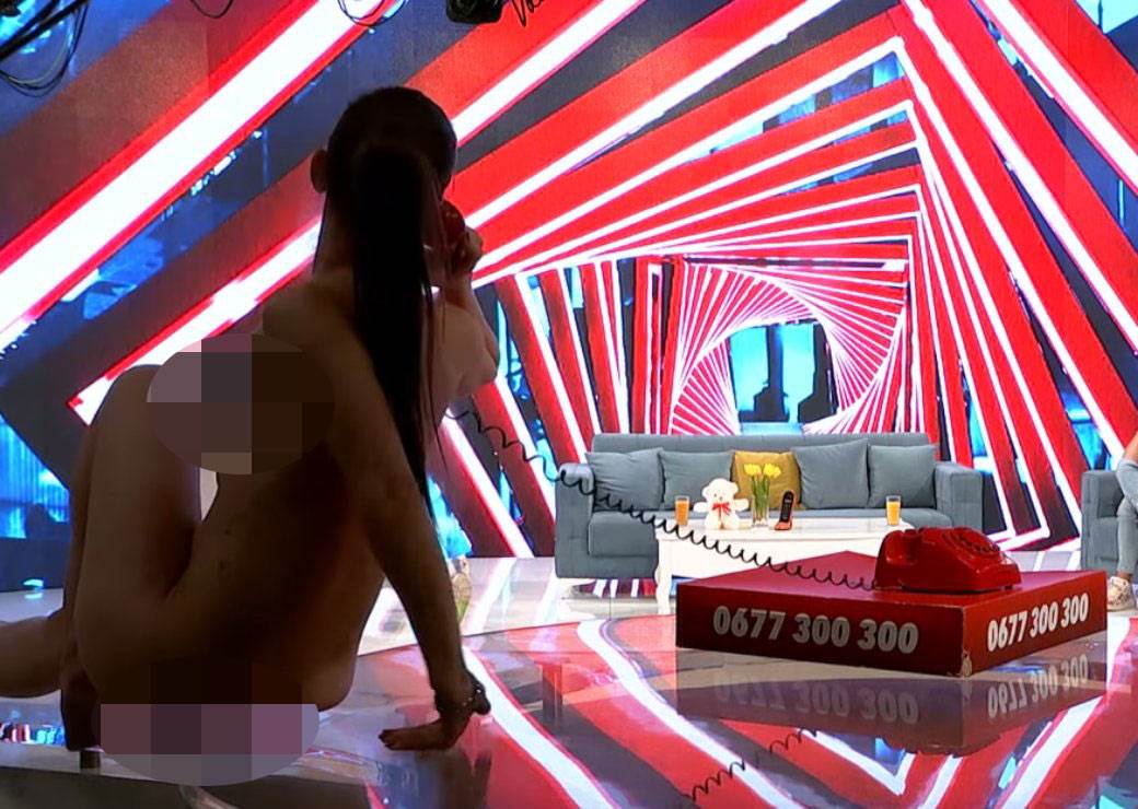 Devojka naga na televiziji (2).jpg