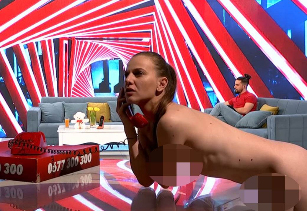 Devojka naga na televiziji (5).jpg