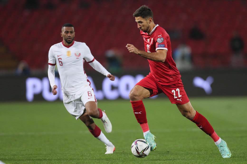 Prazan stadion na Srbija Katar 