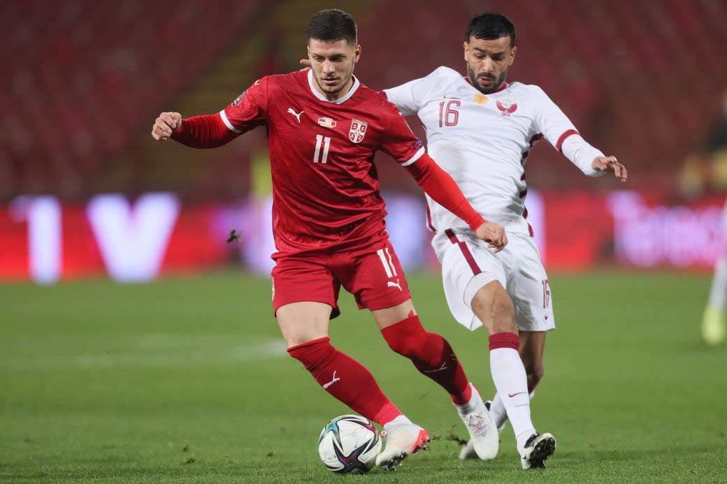 Prazan stadion na Srbija Katar 