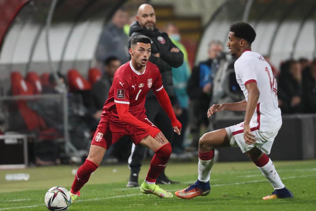 Prazan stadion na Srbija Katar 